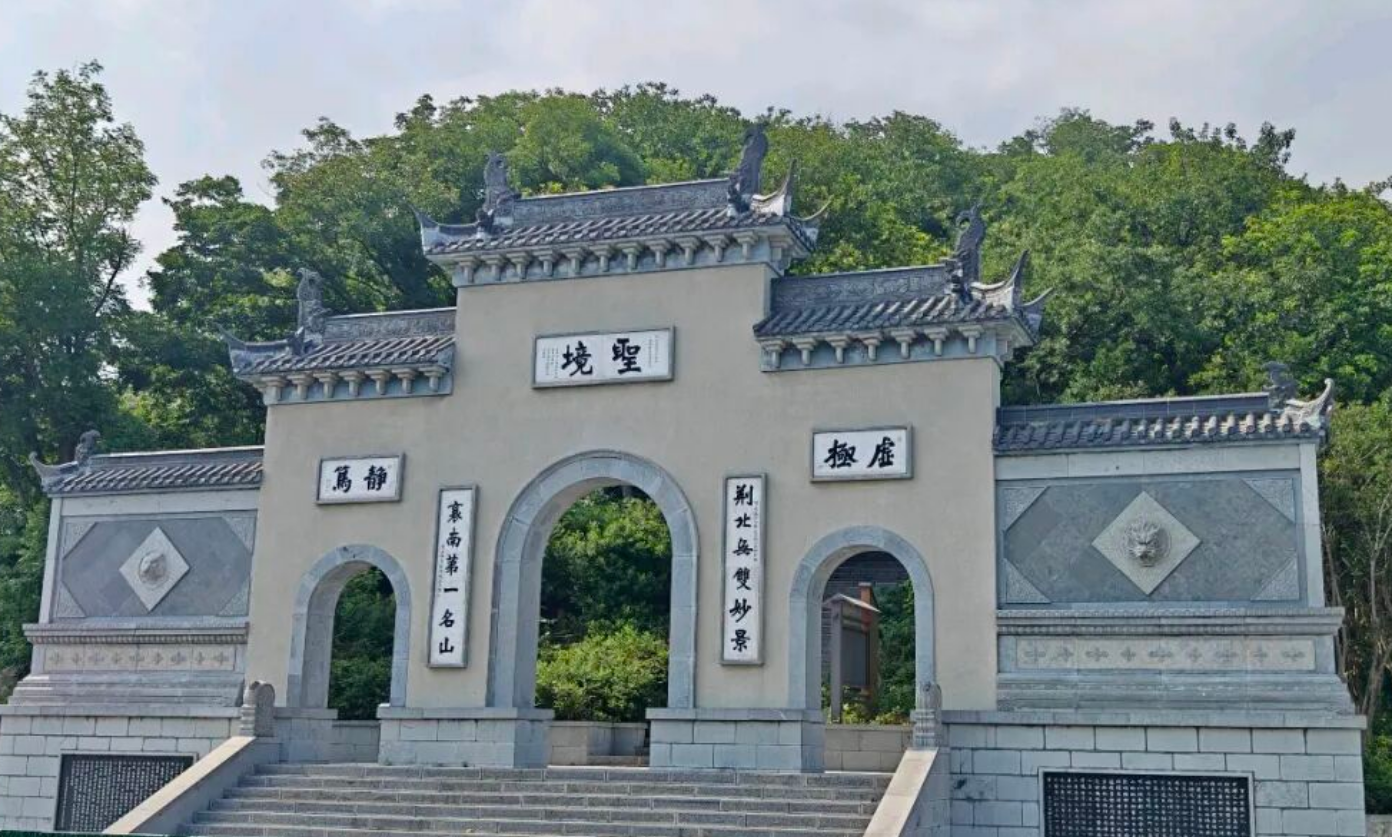 小泥人智慧票务系统赋能圣境山生态旅游区，破解多入口限流与二次消费分账难题