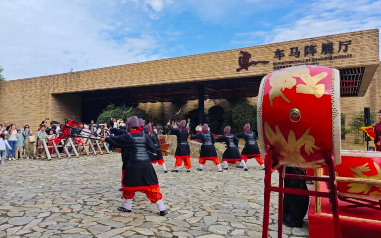 小泥人推出覆盖文旅多场景的智慧票务运营平台,支持多元票种、鸿蒙生态接入,招千名城市体验官,提供免费试用。